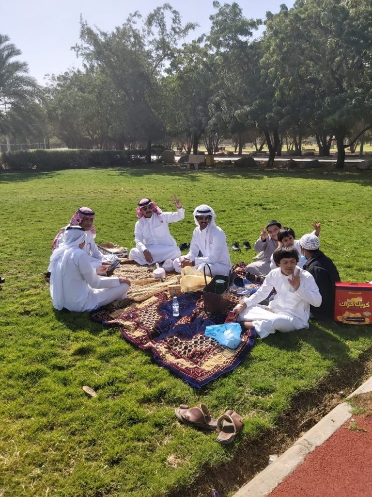 صورة عطاء يجسدها معلم لطلابه من ذوي الإعاقة الفكرية