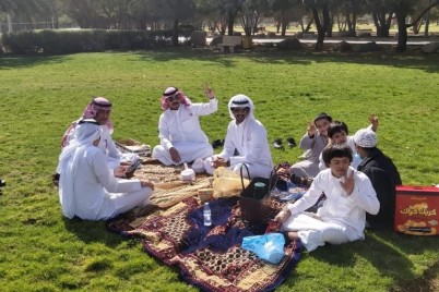 صورة عطاء يجسدها معلم لطلابه من ذوي الإعاقة الفكرية