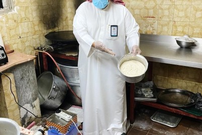 بلدية رأس تنورة تضبط منزل تستخدمه عمالة كمستودع لتخزين وتحضير المواد الغذائية
