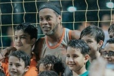 ظهور النجم البرازيلي "  رونالدينيو " في مباراة تحت الأمطار.... بعد 7 سنوات من الاعتزال 