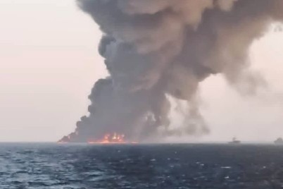 غرق أكبر سفينة دعم لوجستي للجيش الإيراني بعد اندلاع حريق
