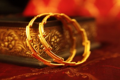 الذهب يتجاوز 1900 دولار مع انخفاض الدولار وعوائد السندات الأميركية
