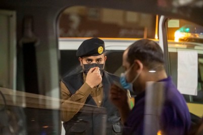 شرطة منطقة الجوف تتابع تطبيق بالإجراءات الاحترازية