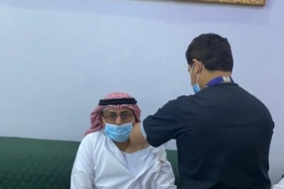 مستشفى الحرث بجازان ينفذ الجرعة الأولى من لقاح فيروس كورونا لمحافظ ومنسوبي المحافظة والجهات الحكومية