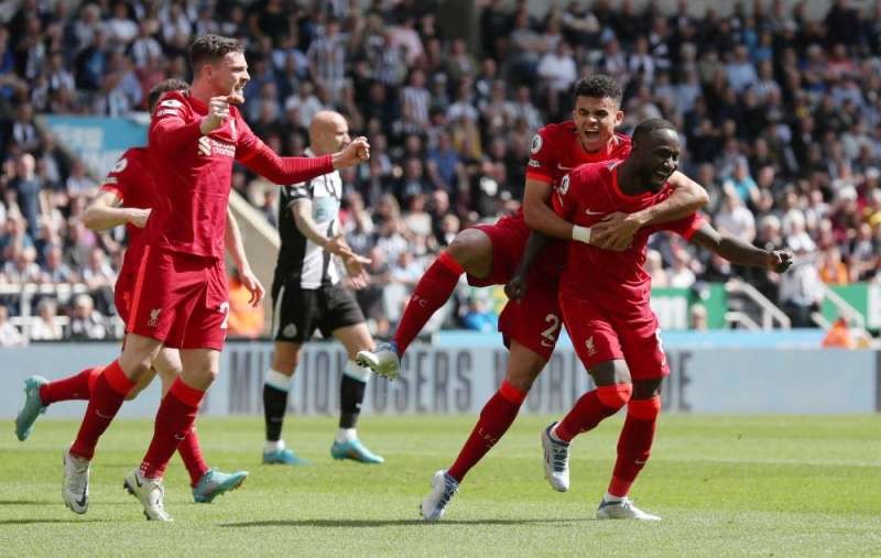ليفربول يهزم نيوكاسل ويواصل الضغط على سيتي