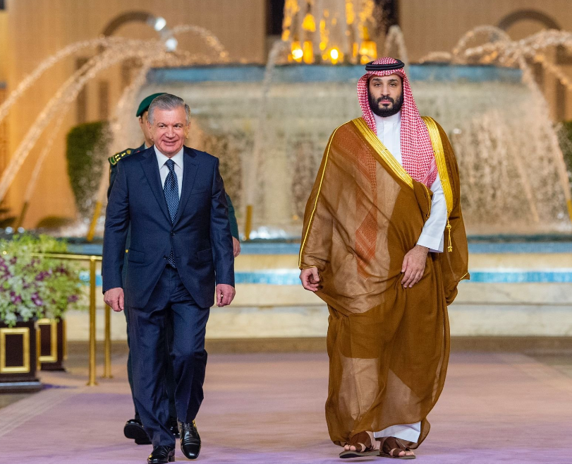 #ولي_العهد يستقبل الرئيس الأوزبكي لدى وصوله إلى قصر السلام في #جدة
