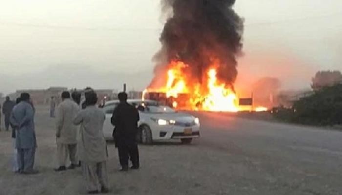 حادث مفجع.. مصرع 20 شخصًا إثر اصطدام حافلة بصهريج نفط في باكستان