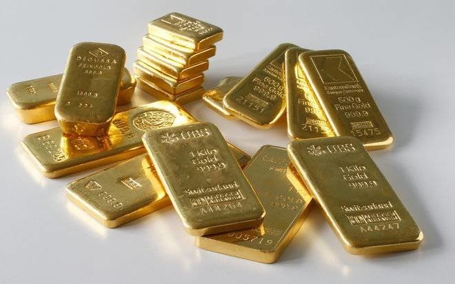 انخفاض " الذهب " و " الدولار " قرب أعلى مستوى في 3 أسابيع