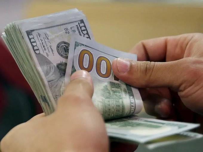 سعر الدولار في مصر قرب أعلى مستوى وسط حالة ترقب
