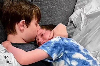 صورة تفطر القلوب.. ابن الـ 15 يواسي أخاه معلناً «سأموت»