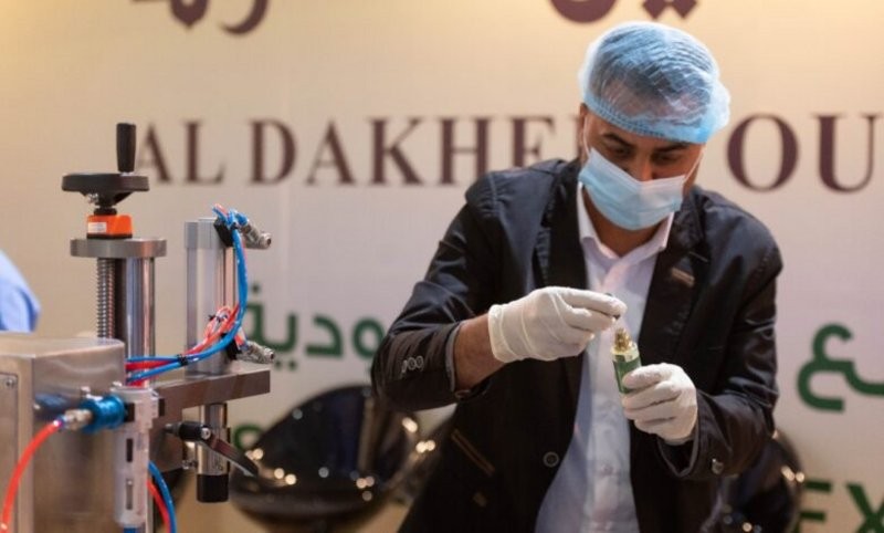 زوار "صُنع في السعودية" يشاركون في صناعة العطور ودعم خطوط إنتاجها