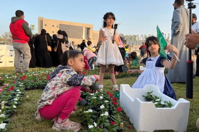 أطفال الزهور يشاركون في زراعة الزهور بمهرجان” الزهور الثاني“ بعنك