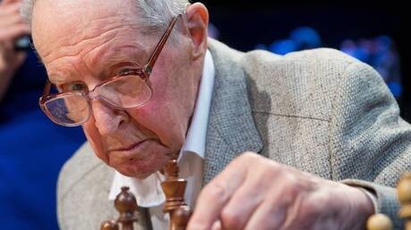 وفاة " يوري أفرباخ "  أكبر أستاذ بالشطرنج معمر في العالم