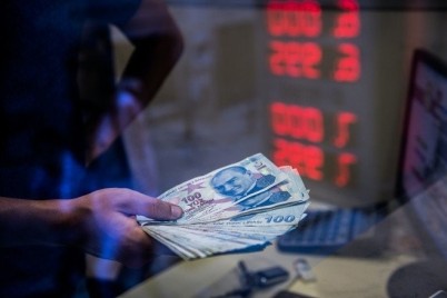 تراجع " الليرة التركية "  و مبيعات البنوك الحكومية من الدولار تخفق في دعمها
