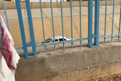نجاة مواطن بعد سقوط مركبته في مشروع تصريف السيول بعرعر 