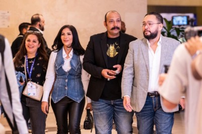 عبر مسرحية "الوش التاني"... موسم الرياض يعيد منى زكي إلى المسرح بعد انقطاع طويل