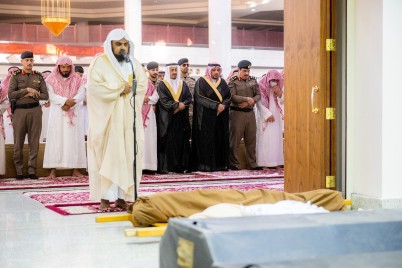"أمير القصيم" يؤدي صلاة الميت على الشيخ علي الربيش