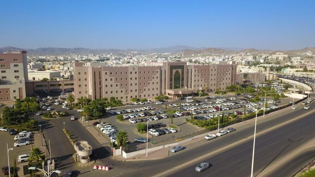 استئصال كلية لمريضة بمجمع الملك فيصل بالطائف 