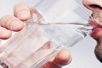 «الصحة»: شرب 8 أكواب من الماء يقي من الجفاف