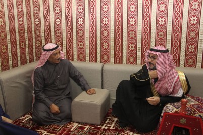محافظ القريات يقدم العزاء لعائلة الذمار ويطمئن على الصحة الثوني
