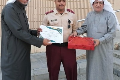 ولي أمر يكرم حارس ورجل أمن مدرسة ( الأربعون الابتدائية ) بالهفوف 