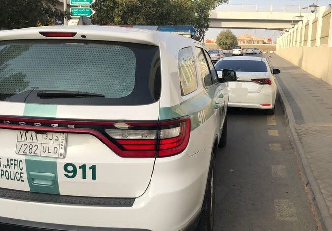 القبض على قائد مركبة ظهر في محتوى مرئي يرتكب مخالفة عكس السير
