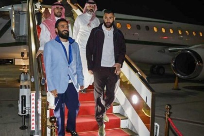 بنزيما يصل جدة استعدادًا لانضمامه إلى نادي الاتحاد