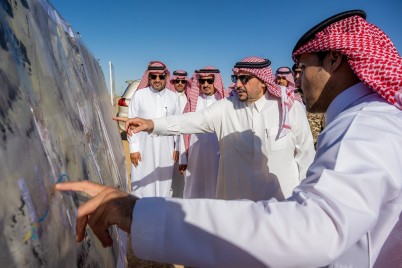 "أمير القصيم" يتفقد أعمال مشروع طريق القصيم - مكة المكرمة المباشر